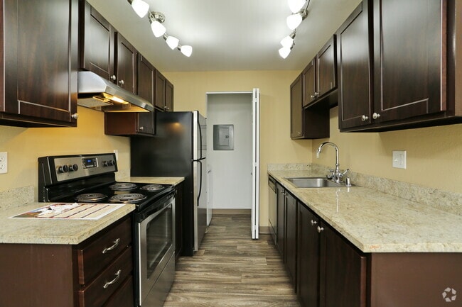 2BR, 2BA - 880 SF - Silver Oak