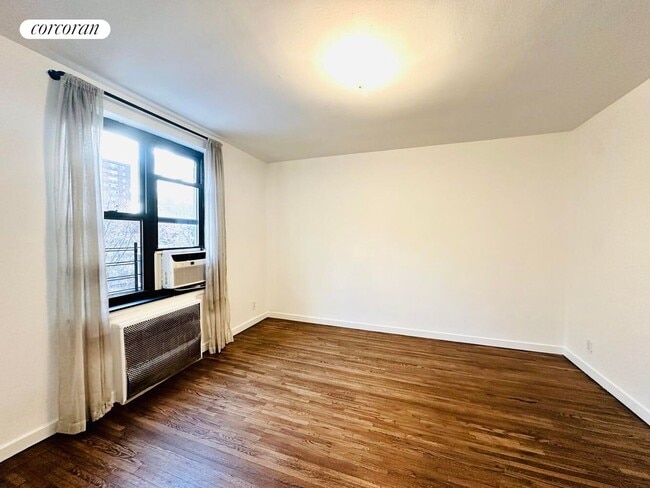 Photo - 52-25 39th Rd