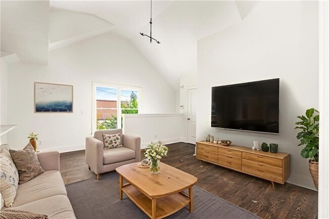 Photo - 94 Lucy St SE