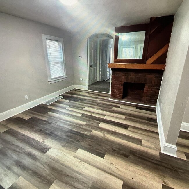 Photo - 670 Arbutus Ct