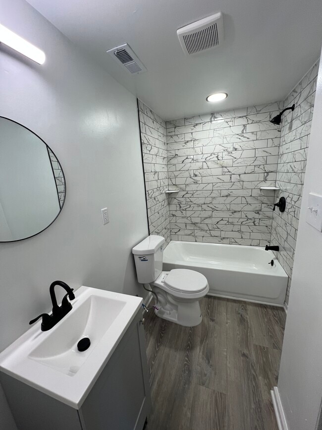 Building Photo - 2921 W 6th St Unit A