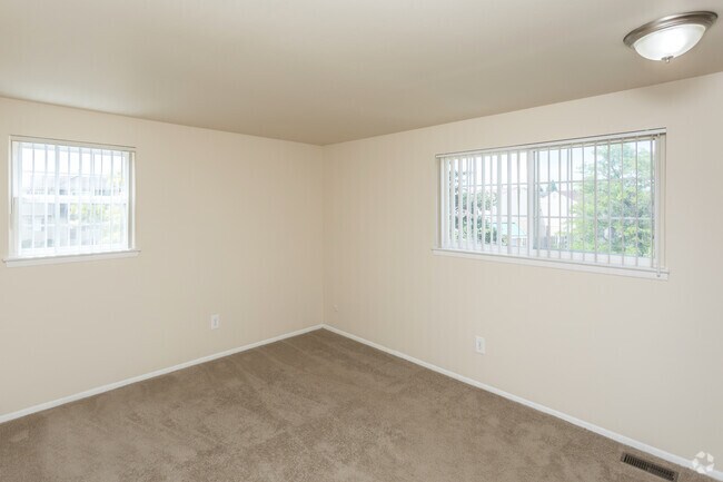 2BR, 1BA - 845 SF