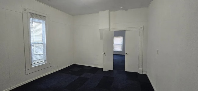 Photo - 1050 W State St