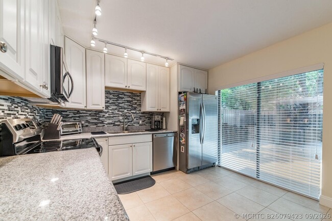717 7th Ln