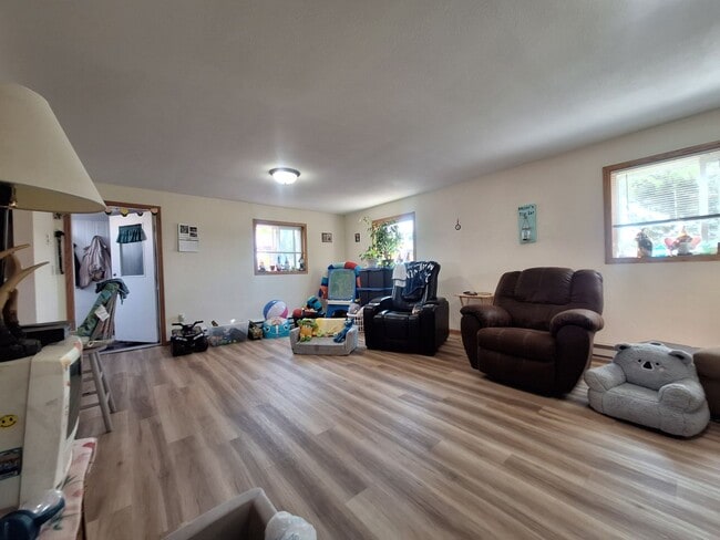 Spacious 2 Bedroom - AVAILABLE SEPTEMBER! - Spacious 2 Bedroom - AVAILABLE SEPTEMBER! Unit 2406 Hill Ave - 2