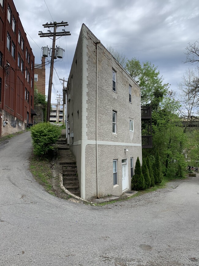 Building Photo - 2 Elk St Unit B