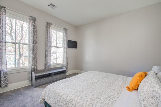 Building Photo - 3304 Avenue Q