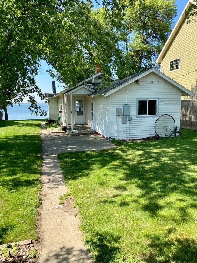 Building Photo - 2 BEDROOM LAKE HOUSE!