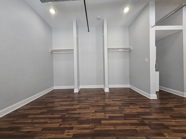 Building Photo - 302 W Commercial St Unit 206F