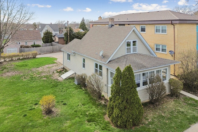 Building Photo - 906 State St