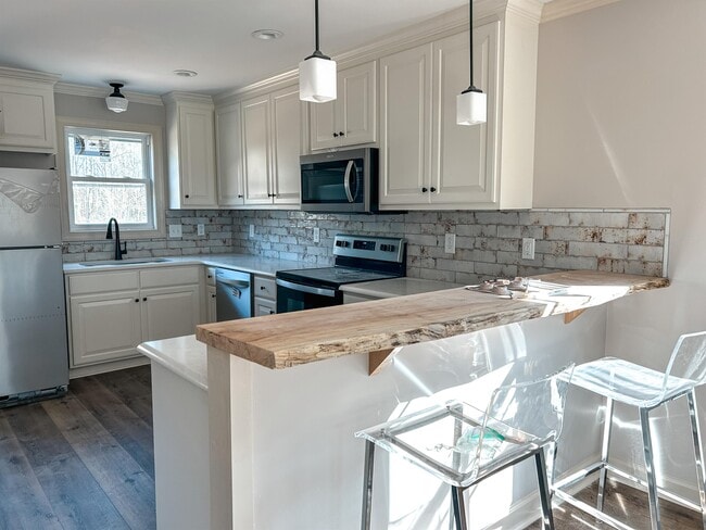 Building Photo - 157 N Clarendon Dr