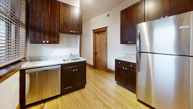 Photo - Fantastic three bedroom, one bath in the heart of Wrigleyville Available July 1, 2026 Unidad 3767-3
