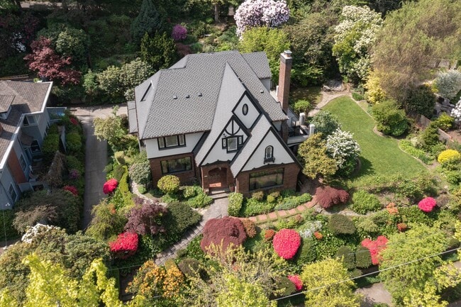 Photo - Amazing Nob-Hill Estate with impeccable fi...