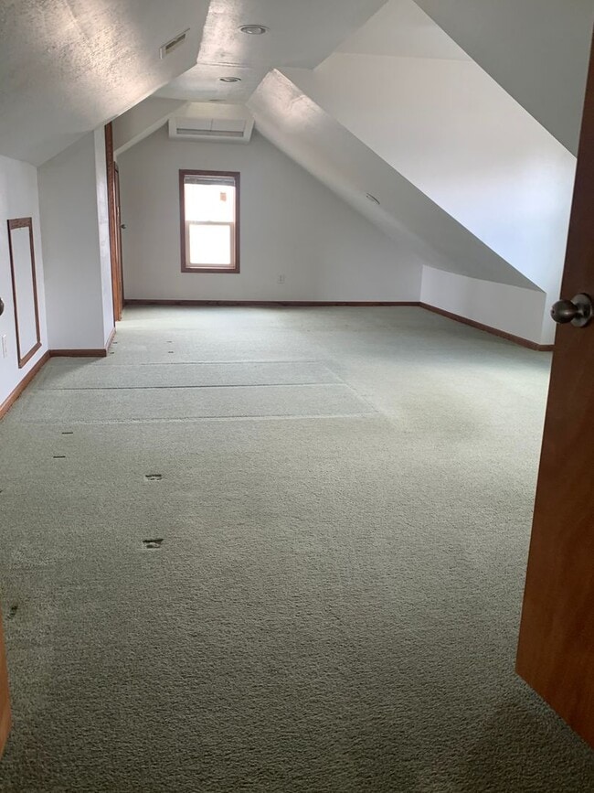 Photo - Spacious 3 Bedroom, 2 Bathroom Home near A...