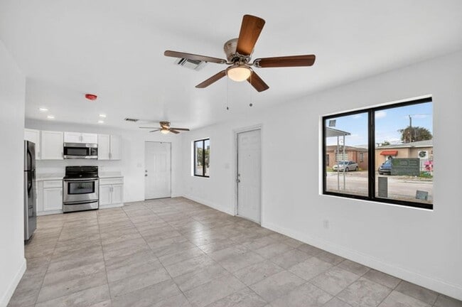 Photo - 917 W 2nd St