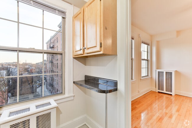 1BR, 1BA - 600SF