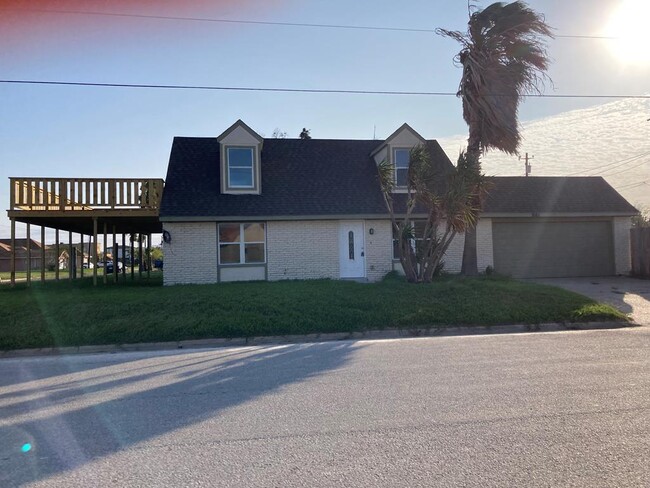 Building Photo - 1661 2nd St Rental