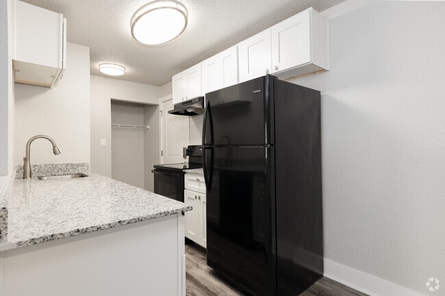 2BR, 1BA - 855SF - Kitchen