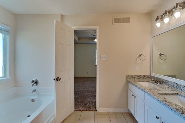 Photo - 5018 Woodland Meadows Ln