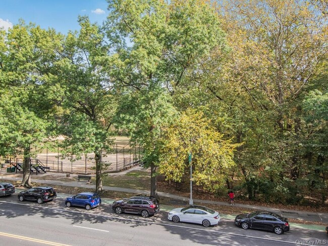 Building Photo - 6535 Broadway Unit 3F