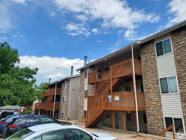 Building Photo - Vaulted Ceilings & Modern Two Bedroom in L... Rental