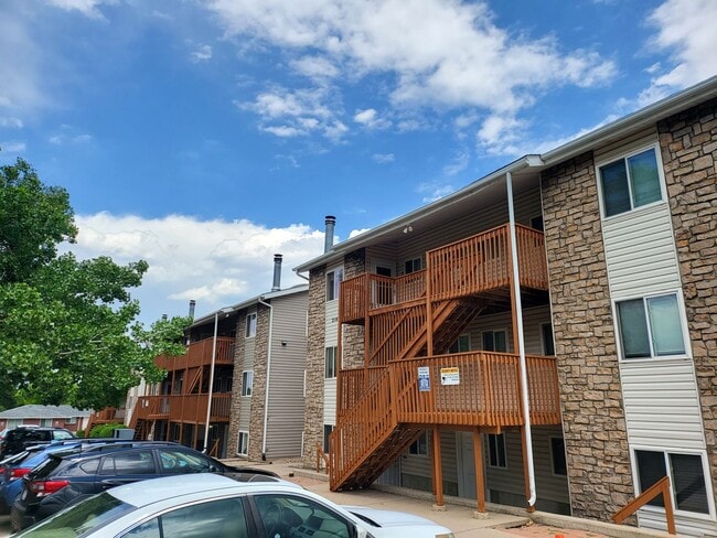 Vaulted Ceilings & Modern Two Bedroom in L... - Vaulted Ceilings & Modern Two Bedroom in L... Condo