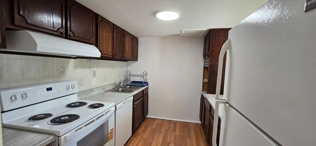 Kitchen - 70 Rittenhouse Dr