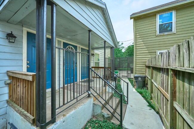 3437 Dennis St