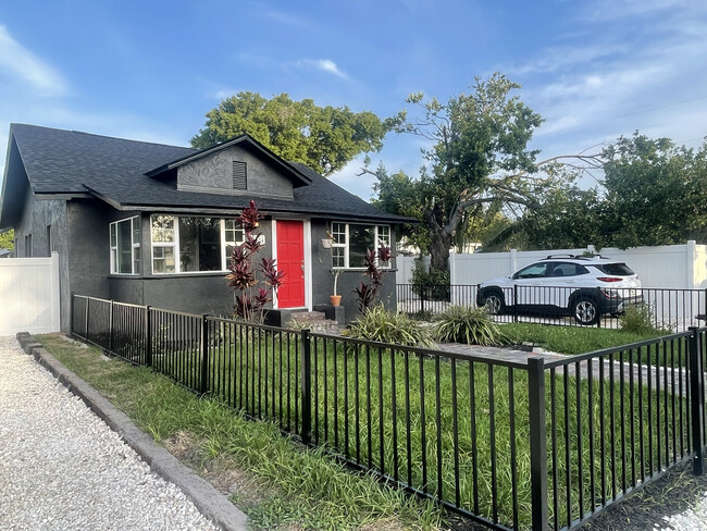 FRONT OF HOUSE/DRIVEWAY - 1035 Queen St N House
