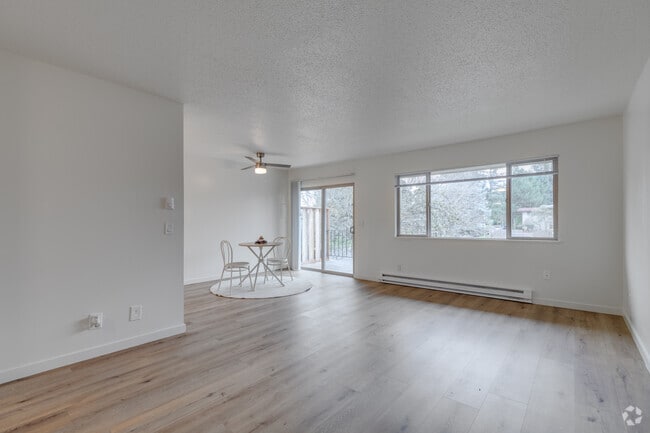 1BR, 1BA - 736SF - Living Room