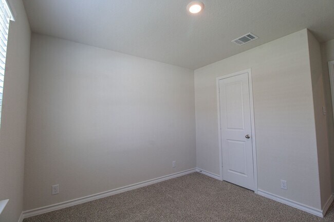 Photo - 21143 Gravel St