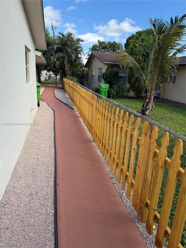 Photo - 1880 NW 59th Wy Unidad 3