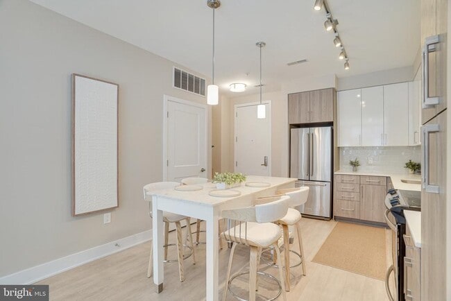 Building Photo - 145 Riverhaven Dr Unit 352