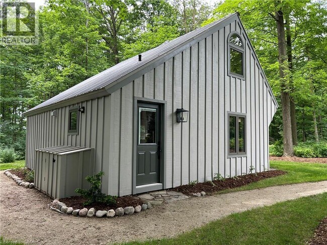 Photo - 1944B SANDHILLS Road