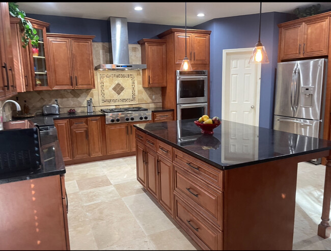 cocina de chef - 4705 Lantern Ct Unidad Upscale family home