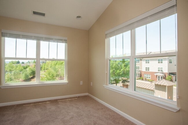 Photo - 3 Bedroom Townhouse at the Woodlands - END UNIT * only $500 deposit - End Unit Unidad #201