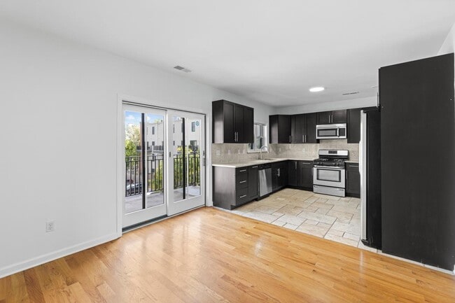 Building Photo - 443 Whiton St