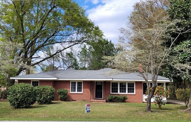 Building Photo - Cute brick house with sunroom