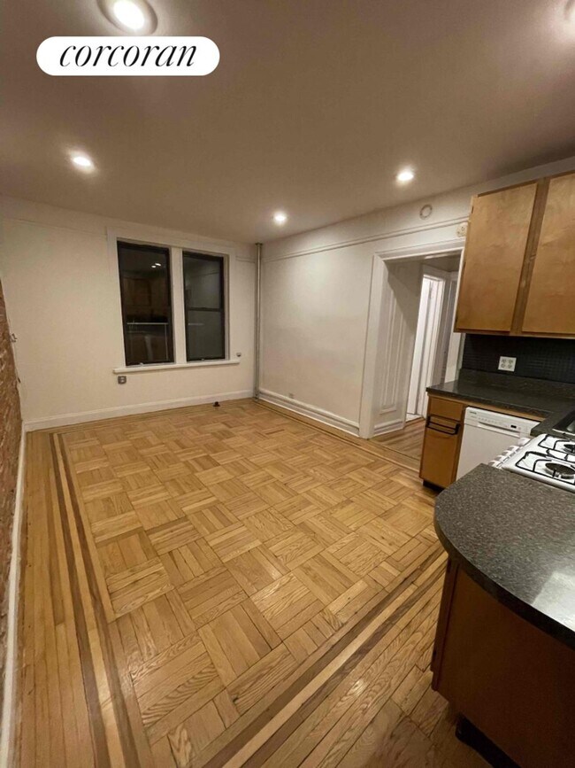Photo - 5025 Broadway Apartment