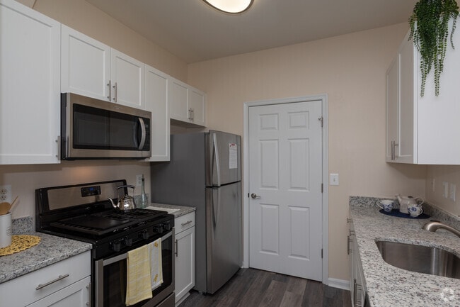 1BR, 1BA - 806 SF