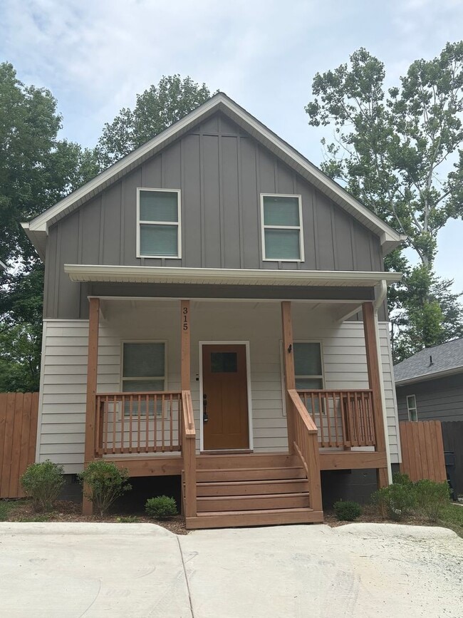 Building Photo - 3 Bedroom 2.5 Bath House