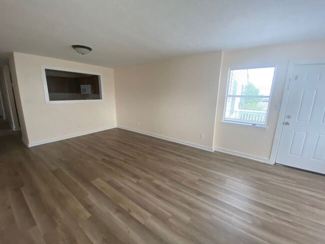 Photo - Charming 3Bed/2Ba Duplex Unit Conveniently...