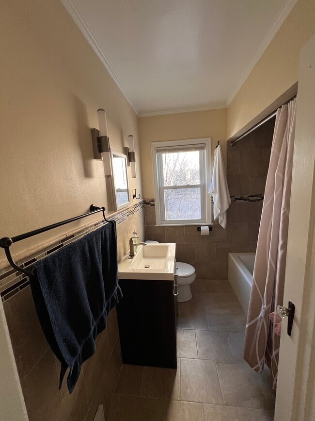 Full Bath - 4536 Park Ave