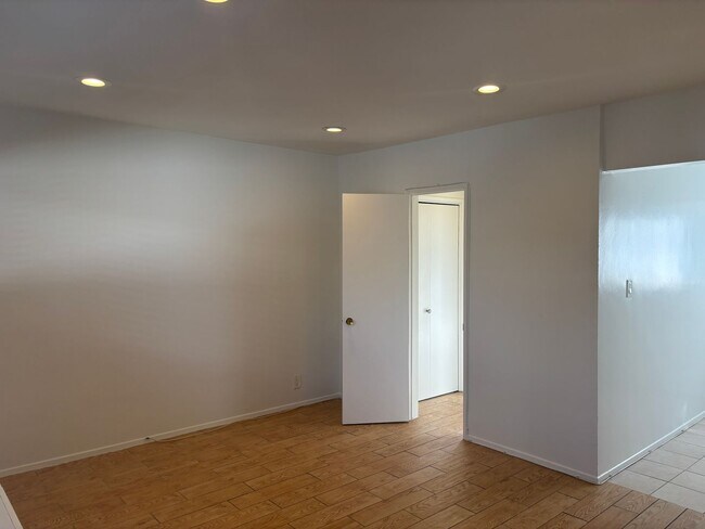 220 W Spazier Ave