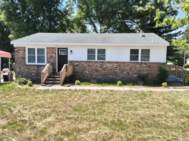 Building Photo - Blackstone-3 Bed 2 bath Renovated Rancher