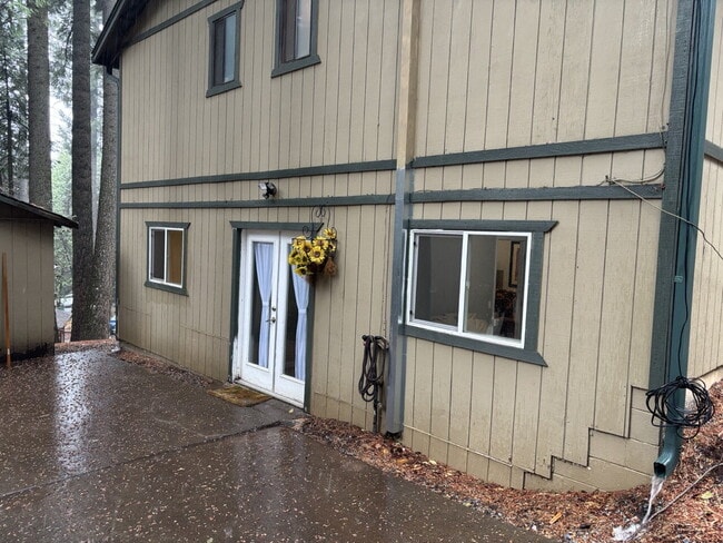 Building Photo - Beautiful, fully remodeled and furnished 1600+sf apartment ready to go!