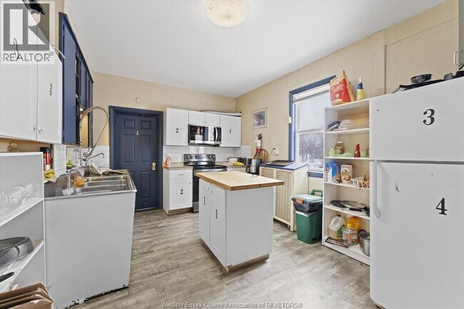 Photo - 3060 Sandwich St.