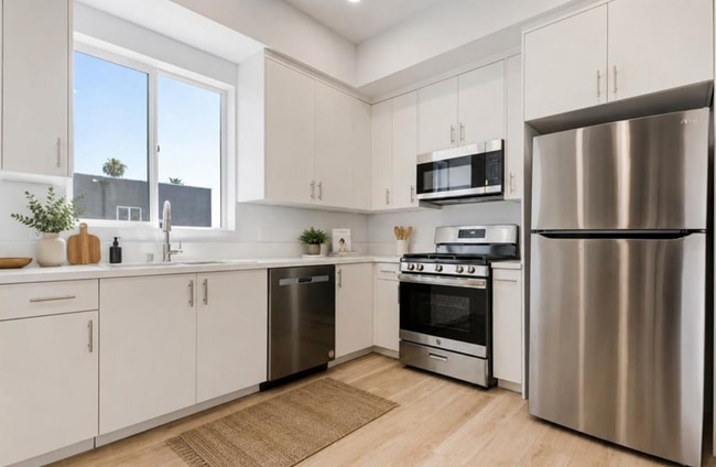 Photo - 14810 Delano St