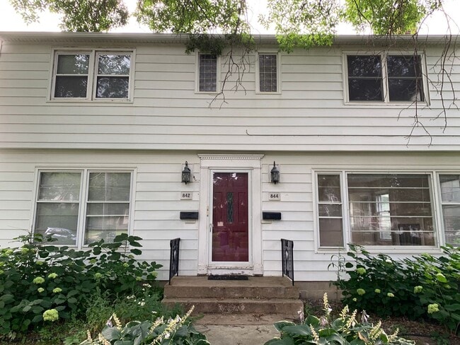 Building Photo - 842 7th Ave SW Unit D842-844