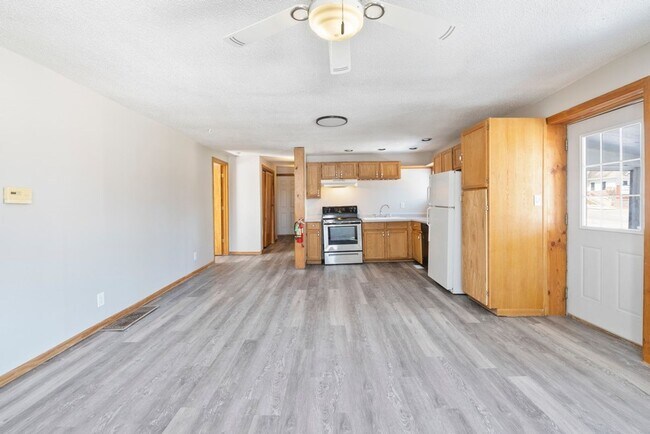 Photo - 724 W 1st St